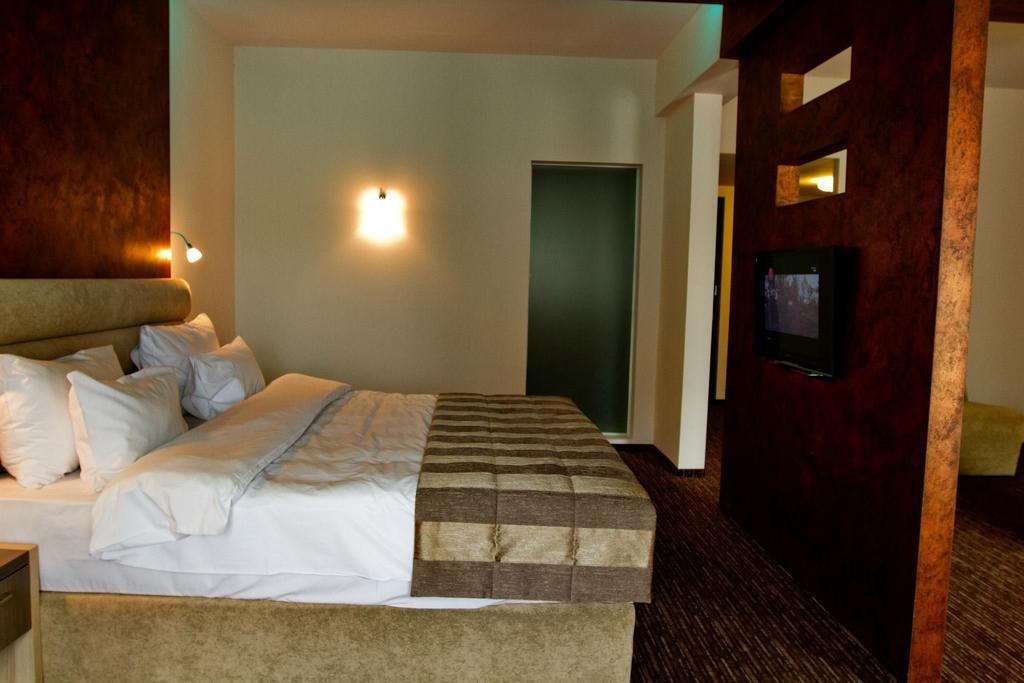 City Hotel Slatina Exterior photo